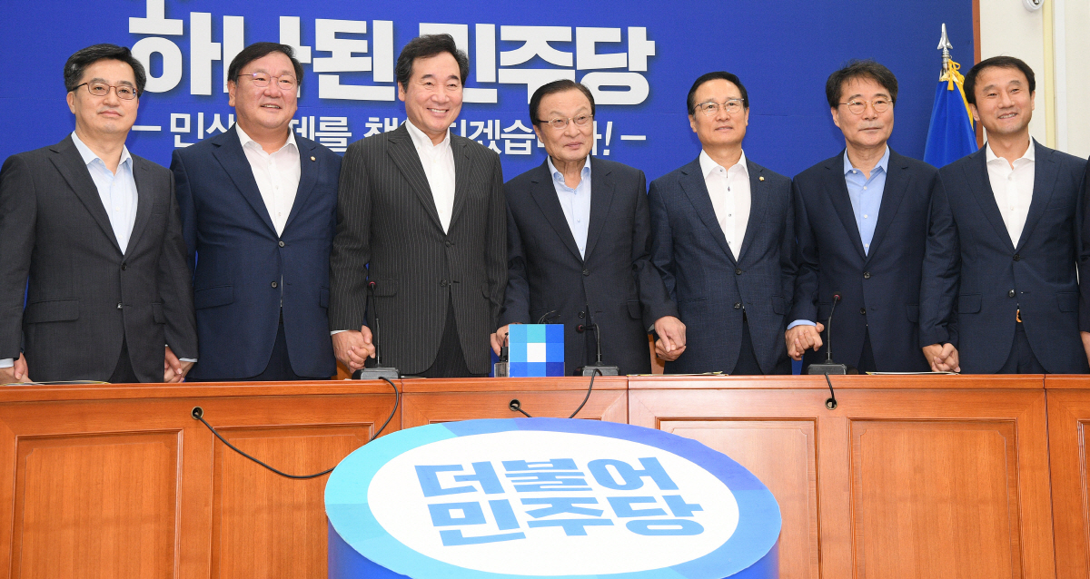 ▲이해찬 더불어민주당 신임 대표 취임 후 처음으로 여당과 정부, 청와대가 만났다. ‘고위 당정청협의’가 열린 30일 오전 서울 여의도 국회에서 참석자들이 회의에 앞서 손을 맞잡고 기념사진을 촬영하고 있다. 왼쪽부터 김동연 경제부총리 겸 기획재정부 장관, 김태년 정책위의장, 이낙연 국무총리, 이 대표, 홍영표 원내대표, 장하성 청와대 정책실장, 한병도 정무수석. 오승현 기자 story@