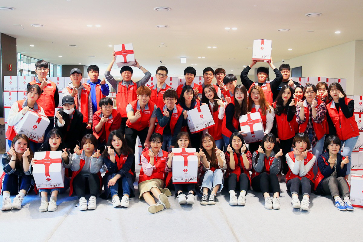 ▲4월 25일 롯데 마곡 롯데중앙연구소에서 50여 명의 자원봉사자 및 임직원들이 성인이 돼 그룹홈을 떠나 홀로서기를 해야 하는 청년 2000명에게 전달할 플레저박스를 만들었다. 사진제공=롯데지주