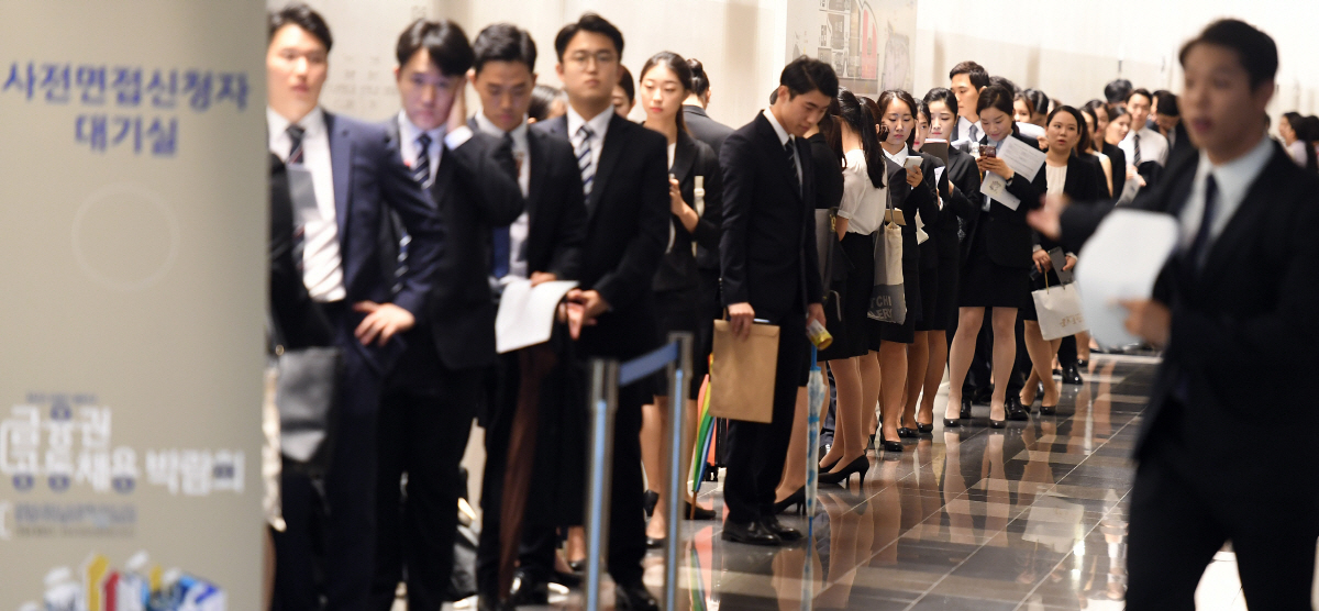 ▲일자리를 구하는 곳마다 구직자들이 대거 몰리는 등 고용절벽을 실감케 한다. ‘금융권 공동 채용박람회’가 열린 29일 오전 서울 중구 동대문디자인플라자(DDP)에서 구직자들이 현장면접 차례를 줄지어 기다리고 있다. 이번 박람회는 총 59개의 금융기관(은행·증권·보험·카드) 및 정책기관이 참가했다. 오승현 기자 story@