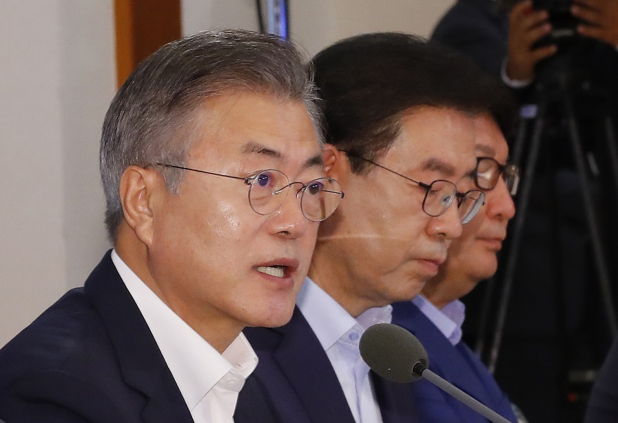 ▲문재인 대통령이 30일 오전 청와대에서 일자리 창출을 주제로 17개 시도지사와 함께 한 '제1차 민선7기 시도지사 간담회'에서 인사말을 하고 있다.(연합뉴스)