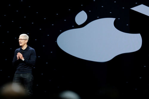 ▲팀 쿡 애플 최고경영자(CEO)가 6월 4일(현지시간) 세계개발자회의(WWDC)에서 연설하고 있다. 29일 애플은 AR 안경용 렌즈 제작 스타트업 아코니아홀로그래픽스를 인수했다고 밝혔다. 산호세/로이터연합뉴스
