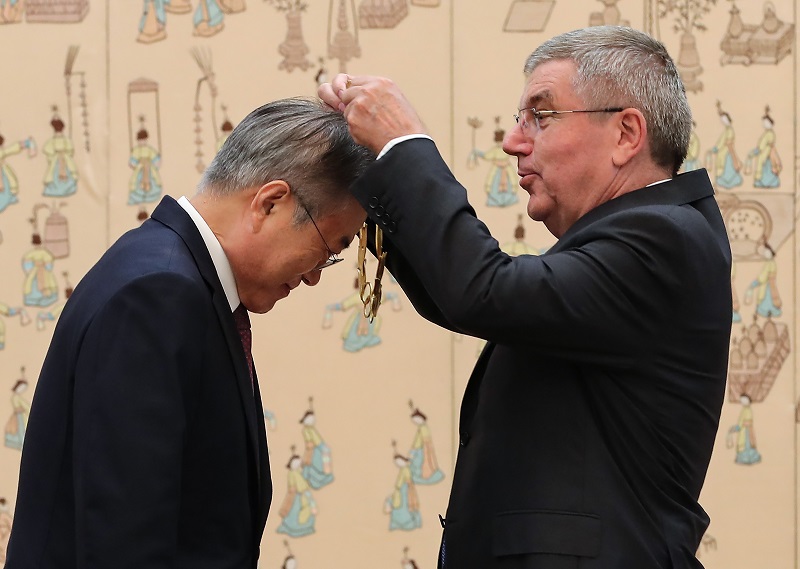 ▲문재인 대통령이 30일 오후 청와대에서 토마스 바흐 IOC 위원장으로부터 평창올림픽의 성공적 개최 등 올림픽에 공헌한 공로로 금장 훈장을 받고 있다.(연합뉴스)