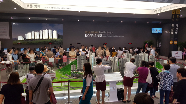 ▲‘힐스테이트 연산’ 견본주택을 찾은 방문객들이 내부를 둘러보고 있다(사진=현대건설)