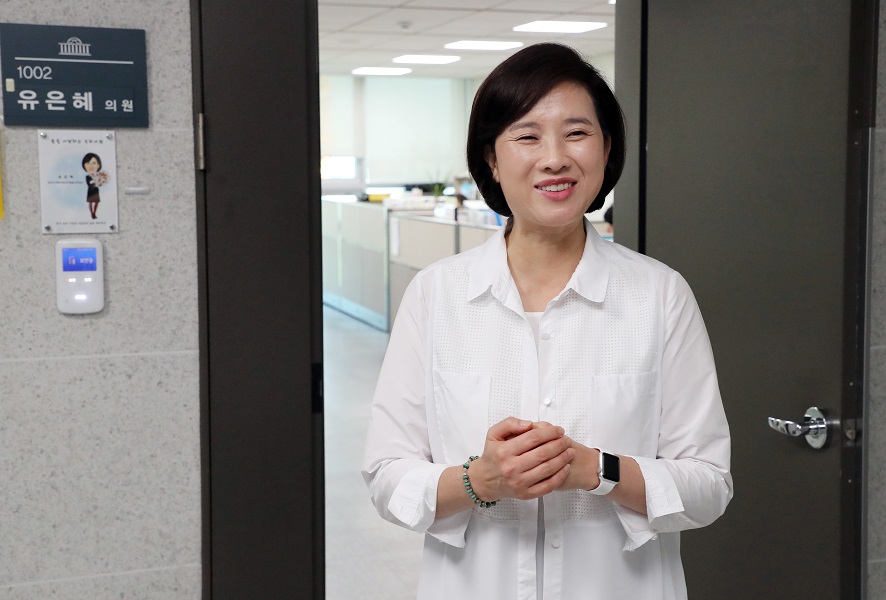 ▲부총리 겸 교육부 장관으로 내정된 더불어민주당 유은혜 의원이 31일 국회 의원회관 사무실 앞에서 기자들과 담소하고 있다.(연합뉴스)