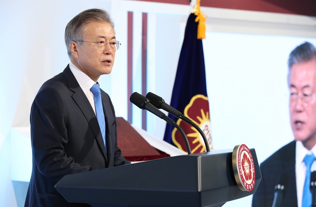 ▲문재인 대통령이 31일 오전 서울 종로구 헌법재판소에서 열린 창립 30주년 기념식에서 축사하고 있다.(연합뉴스)