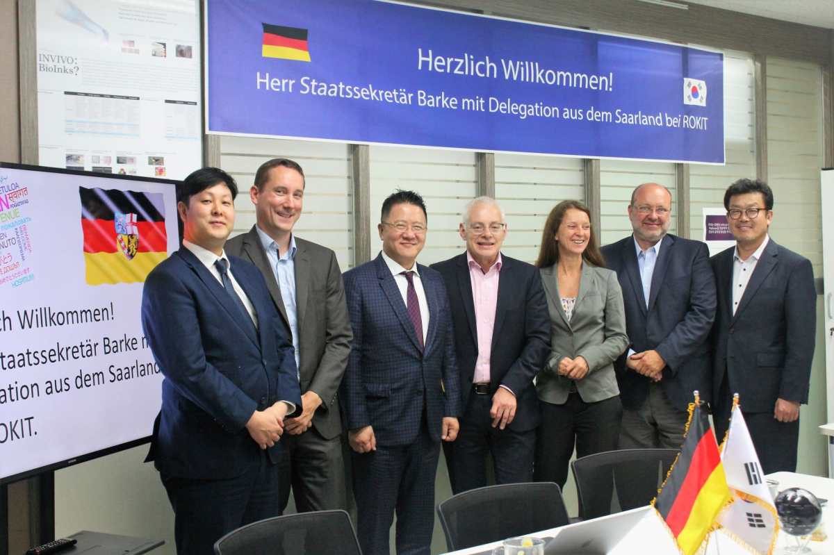 ▲로킷 유석환 대표(왼쪽에서 세번째)와 독일 잘란트주 위르겐 바르케 경제차관(왼쪽에서 네번째)을 비롯한 관계자들이 로킷 한국 지사 방문 기념사진을 촬영하고 있다.(사진제공=로킷)