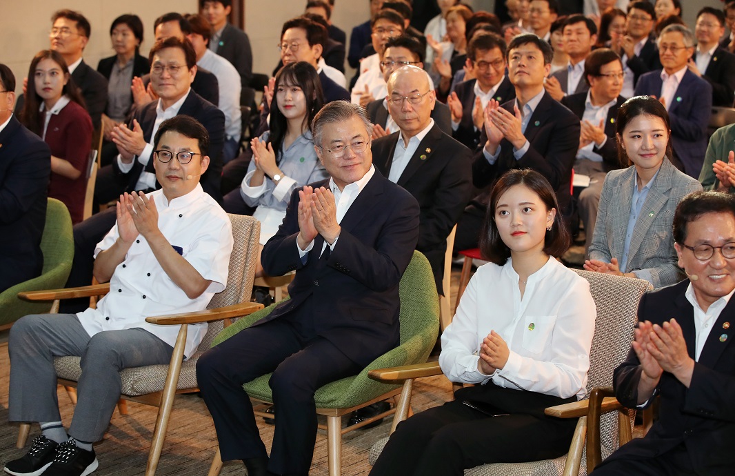 ▲문재인 대통령이 31일 오후 경기도 성남 판교 스타트업 캠퍼스에서 열린 데이터 규제혁신 현장방문 행사에서 유영민 과학기술정보통신부 장관, 이효성 방송통신위원회 위원장, 이재명 경기도지사 등 참석자들과 박수를 치고 있다.(연합뉴스)