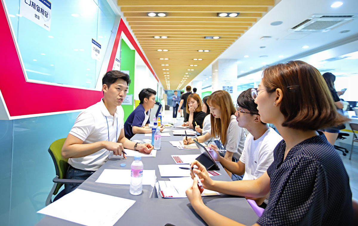 ▲25일 경희대학교 서울캠퍼스 청운관에서 '2018 하계 잡 페스티발'이 진행되고 있다.(출처=경희대학교)