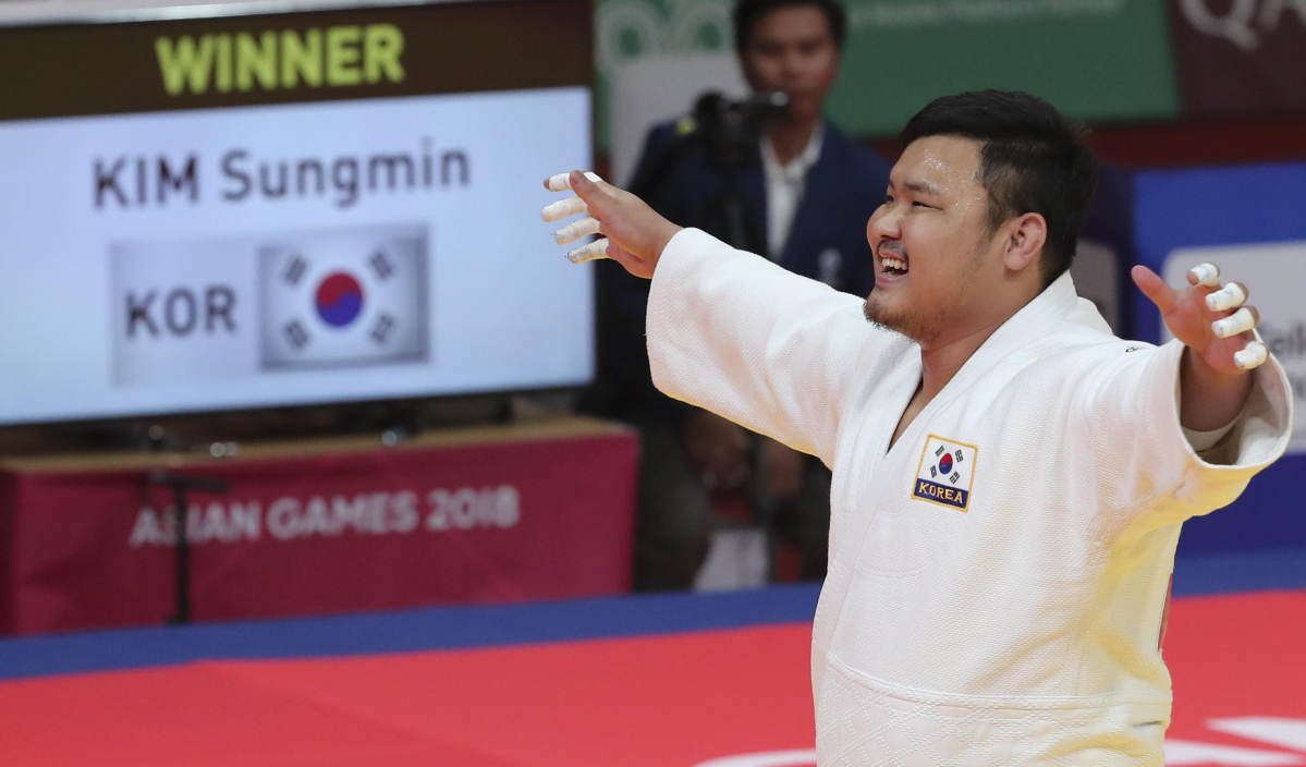 ▲31일 인도네시아 자카르타 컨벤션센터에서(JCC)에서 열린 2018 자카르타·팔렘방 아시안게임 유도 남자 100kg 이상급 금메달 결정전. 한국 김성민이 몽골 두렌바야르 울지바야르를 꺾고 금메달을 차지한 뒤 기뻐하고 있다.(뉴시스)