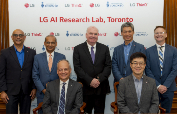 ▲LG전자는 2018년 8월 캐나다 토론토에 ‘토론토 인공지능연구소(Toronto AI Lab)'를 열었다. 해외에 인공지능 연구소를 개소한 것은 이번이 처음이다. 인공지능 연구소는 토론토 대학교와 공동으로 다양한 산학과제를 수행하며 인공지능 연구를 진행한다. LG전자 CTO 박일평 사장(앞줄 오른쪽)과 토론토대학교 메릭 저틀러(Meric Gertler, 앞줄 왼쪽) 총장이 공동 인공지능 연구에 합의한 후 관계자들과 기념촬영을 하고 있다. (사진제공=LG전자)