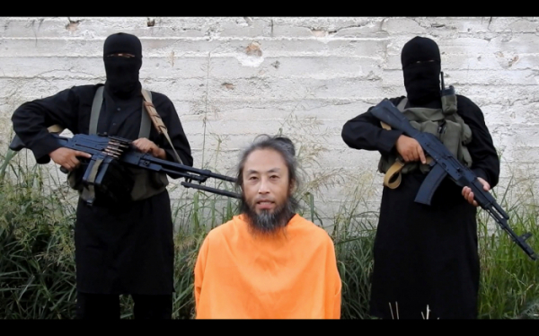 ▲시리아 무장단체에 억류된 것으로 알려진 일본인 프리랜서 언론인 야스다 준페이(44)씨가 출연하는 동영상의 한 장면이다.(연합뉴스)