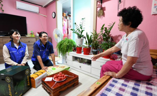 ▲조현준 효성 회장이 2일 마포구 주민에게 '사랑의 쌀'을 전달했다.