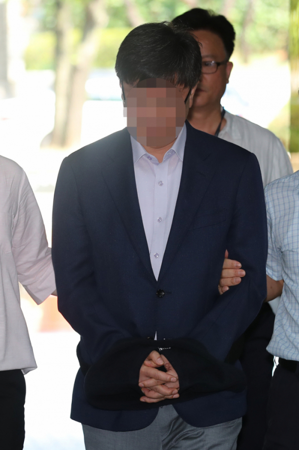 ▲삼성 노조 와해 공작에 관여한 혐의를 받고 있는 목장균(54) 삼성전자 전 노무담당 전무(현 삼성전자 스마트시티 지원센터장)가 영장실질심사(구속 전 피의자심문)를 받기 위해 6일 오전 서울 서초구 서울중앙지방법원으로 들어서고 있다.(뉴시스)