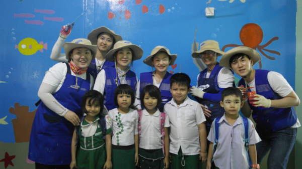▲미얀마 달라 초등학교 학생들과 함께 한 삼성물산 상사부문 해외봉사단. (사진제공=삼성물산)