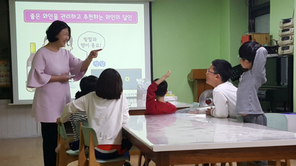 ▲지난달 서울시 동대문구 관내 방과후교실에서 진행된 ‘찾아가는 드림서치 프로그램-직업체험’에서 전문강사가 푸드스타일리스트를 주제로 교육을 진행하고 있다.(사진제공=아주그룹)