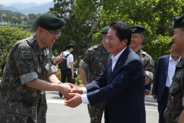 ▲김병원 농협중앙회장이 10일 육군 제31보병사단을 방문해 저서를 기부하고 장병들을 격려했다.(농협중앙회)