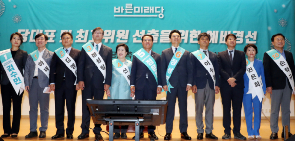 ▲바른미래당 전당대회 지도부 후보자들이 기념촬영을 하고 있다. (사진=연합뉴스)
