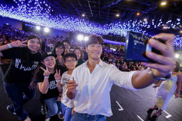 ▲10일(현지시간) 싱가포르에서 열린 '갤럭시 노트9' 출시 행사에 참석한 가수 김종국이 팬들과 '갤럭시 노트9'으로 셀피를 촬영하고 있는 모습,(사진제공 삼성전자)