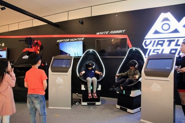 ▲신세계 센텀시티 4층에 마련된 VR 체험존에서 어린이들이 가상현실 게임을 하고 있다.