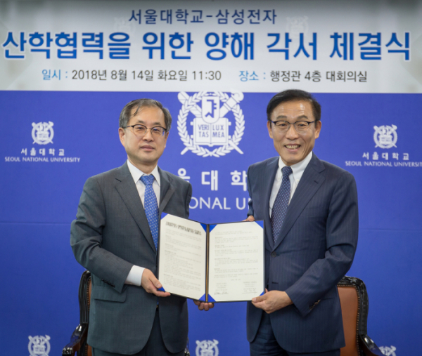 ▲삼성전자와 서울대가 14일 서울대학교 관악캠퍼스에서 산학협력을 위한 양해각서 체결식을 가졌다.(좌측 서울대 박찬욱 총장 직무대리, 우측 삼성전자 김기남 대표이사)(사진제공=삼성전자)