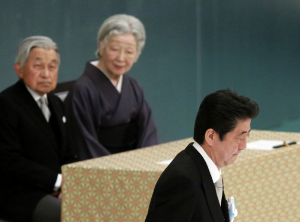 ▲15일 일본 전몰자 추도식에 참석한 아키히토 일왕 부부(사진 왼쪽)와 아베 신조 총리(사진 오른쪽)(사진=연합뉴스)
