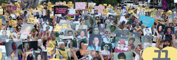 ▲수요시위에서 300명의 위안부 피해 할머니들 사진을 집회 참가자들이 들고 있다(사진=연합뉴스)