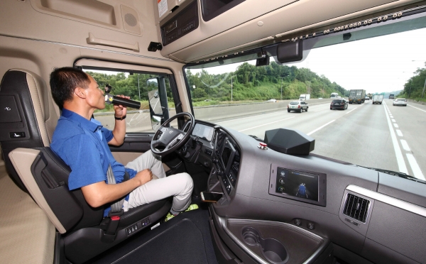 ▲현대차 대형트럭 엑시언트가 레벨3 자율주행 시스템을 통해 영동고속도로를 달리고 있다. 자율주행 도중 실차시험 운전자가 물을 마시고 있는 모습. (사진제공=현대차)