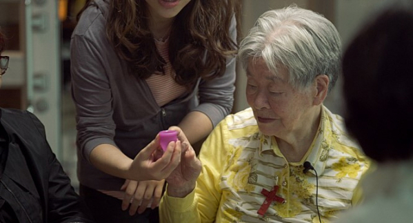 ▲'피의 연대기'에서 김보람 감독과 그녀의 할머니. 생리컵을 보고 신기해하는 모습(KT&G 상상마당)