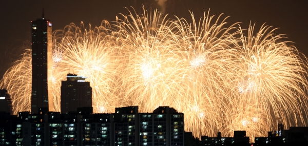 ▲서울 여의도 한강공원에서 열린 ‘2017 서울세계불꽃축제’에서 한국팀의 불꽃이 밤 하늘을 수놓고 있다. 뉴시스
