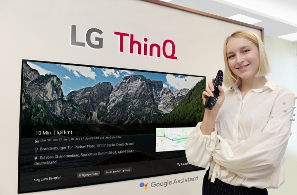 ▲모델이 ‘LG 올레드 TV AI 씽큐’에 탑재된 구글 어시스턴트를 이용해 독일 지도 정보를 검색하고 있다. 사진제공 LG전자