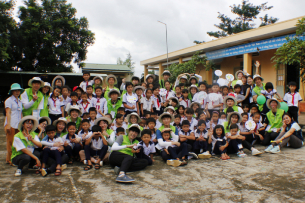 ▲LS 대학생해외봉사단 22기 단원이 베트남 동나이성에서 현지 초등학생들과 사진촬영을 하고 있다.(사진제공 LS)