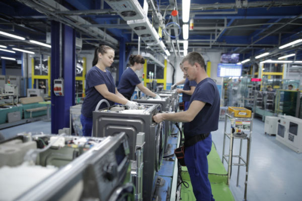▲삼성전자의 유럽향 세탁기와 냉장고 등을 생산하는 삼성전자 폴란드 공장의 제조 현장 모습.(사진제공 삼성전자)