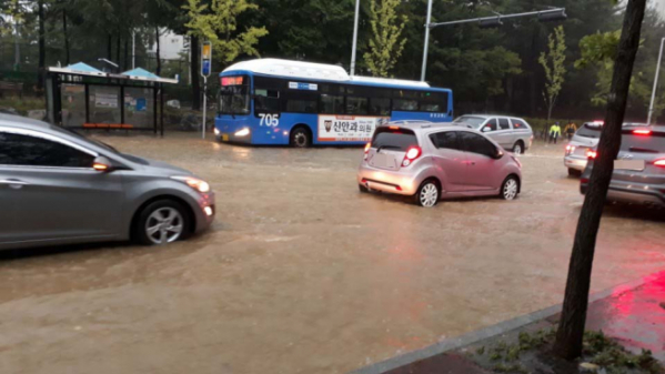 ▲대전 유성구 전민동 일대 도로가 빗물에 잠긴 모습.(연합뉴스)