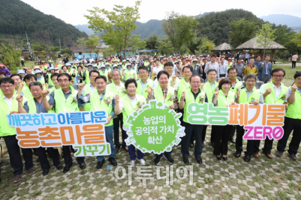 ▲김병원 농협중앙회장이 30일 강원 홍천군 서석면 수하2리 마을에서 한국환경공단, (사)농가주부모임 소속 여성농업인들과 함께 깨끗하고 아름다운 농촌마을 가꾸기 행사를 개최했다. (농협중앙회)