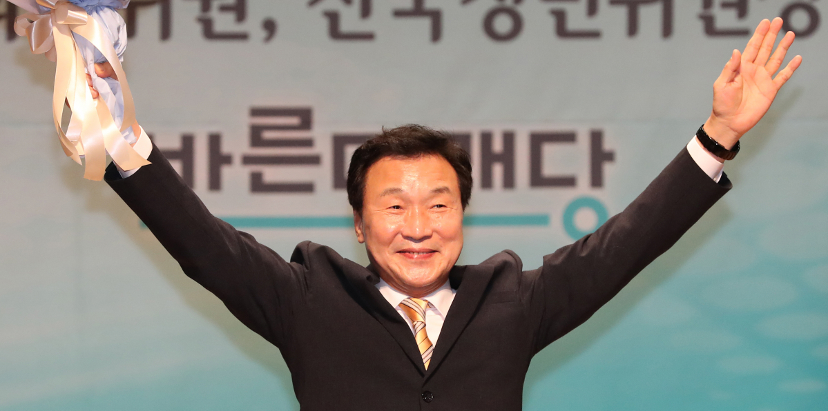 ▲2일 오후 국회 의원회관에서 열린 바른미래당 당대표 및 최고위원 및 전국청년위원장 선출대회에서 신임 당대표로 선출된 손학규 후보가 당원들에게 인사하고 있다.(사진=연합뉴스)