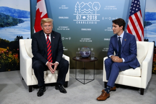 ▲도널드 트럼프(왼쪽) 미국 대통령과 쥐스탱 트뤼도 캐나다 총리가 6월 8일(현지시간) 캐나다에서 열린 G7 회의에서 만나 회담하고 있다. 샤흘르부아/AP뉴시스
