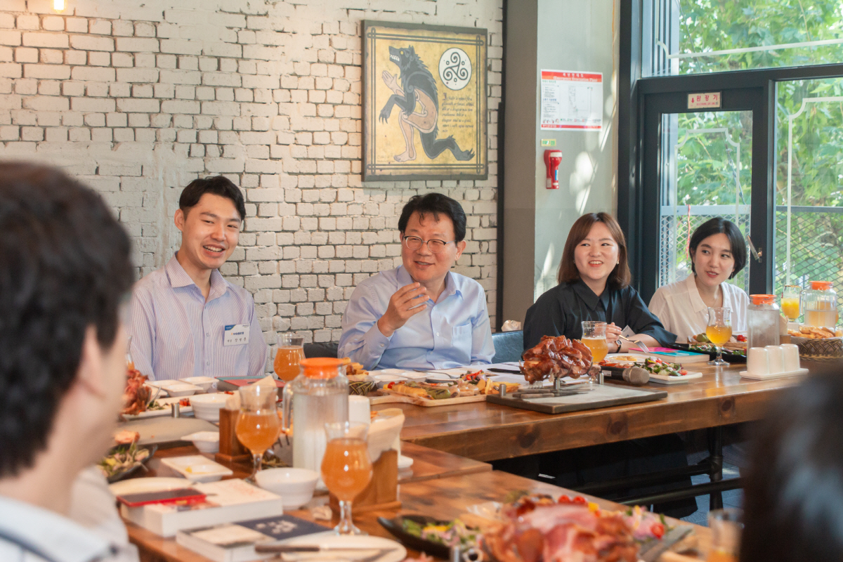 ▲지난달 31일 서울 종로구에 위치한 음식점에서 NH농협금융지주 김광수 회장(오른쪽에서 세 번째)이 NH미래혁신리더들과 소통하고 있다. 사진제공 NH농협금융지주