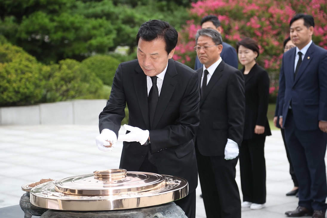 ▲바른미래당 손학규 신임 당대표가 3일 오전 동작구 국립서울현충원을 참배하고 있다.(연합뉴스)