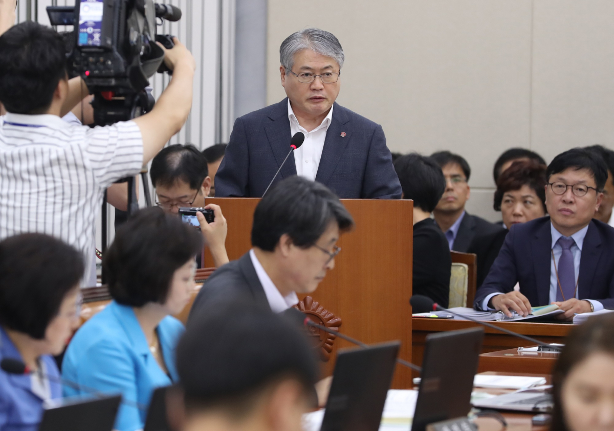 ▲7월 26일 오후 서울 여의도 국회에서 열린 제362국회(임시회) 제2차 보건복지위원회에서 김용익 국민건강보험공단 이사장이 업무보고를 하고 있다.(뉴시스)