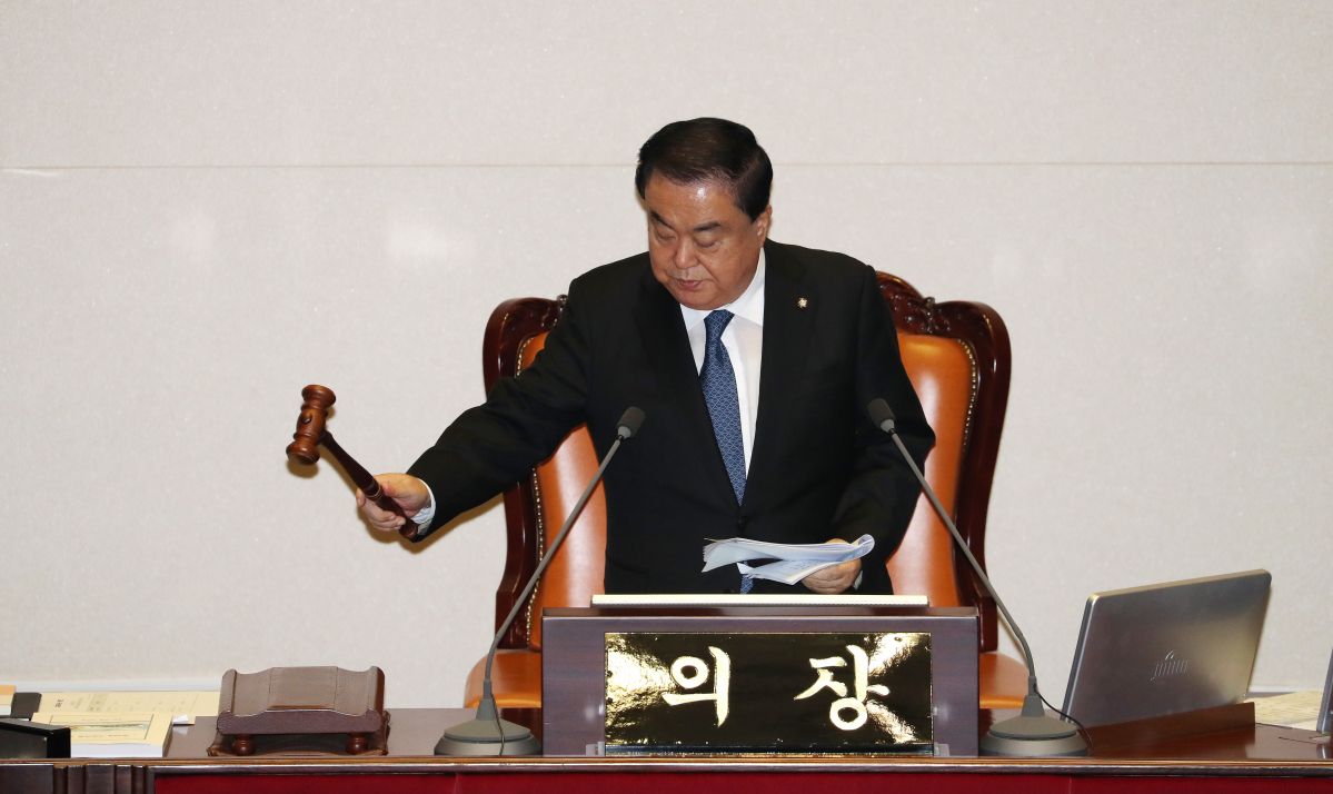 ▲문희상 국회의장이 지난달 16일 오후 국회에서 열린 본회의에서 20대 국회 후반기 상임·상설특별위원장 선거 결과를 발표하고 있다.(연합뉴스)