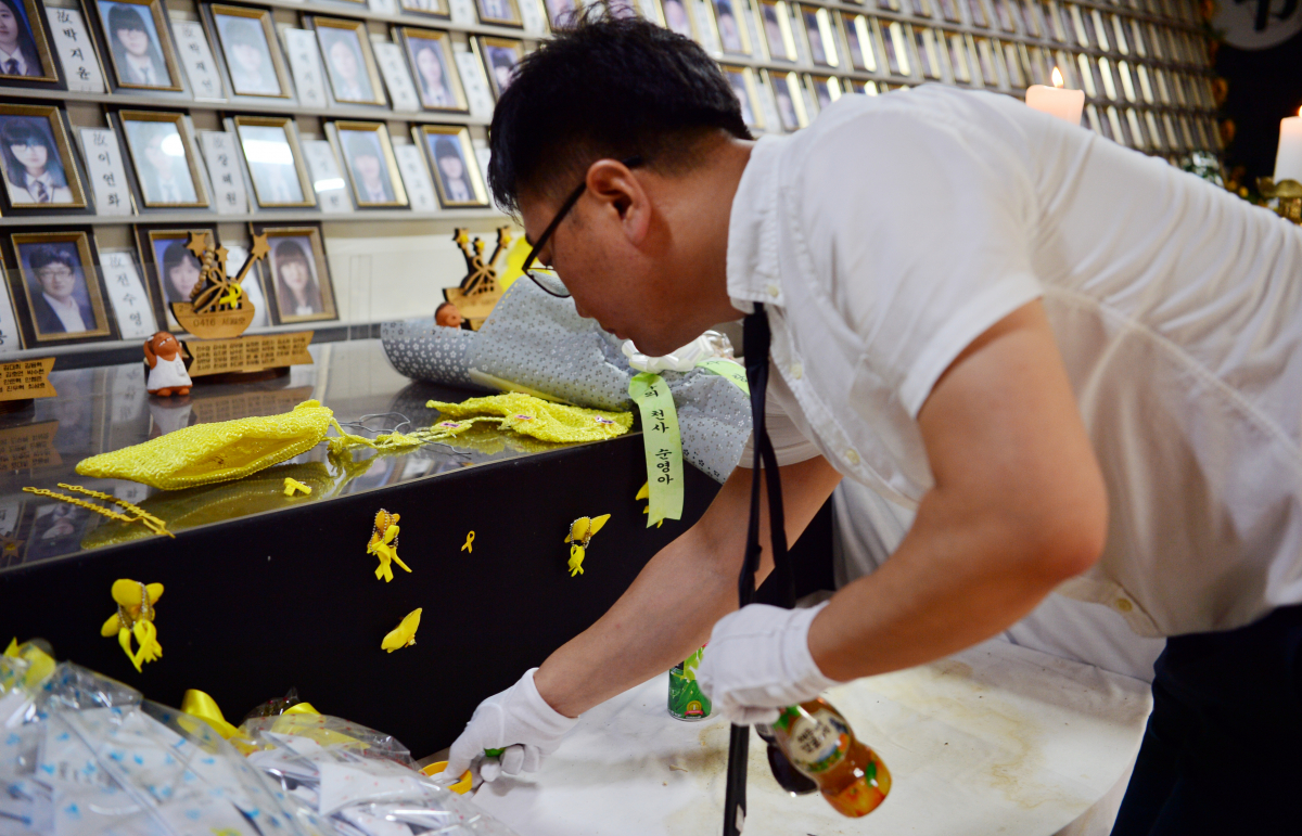 ▲3일 오후 전남 진도군 임회면 팽목항에 설치됐던 세월호 참사 희생자 분향소가 철거되는 가운데 진도군청 직원들이 분향소에 놓인 추모기념물을 정리하고 있다. 사진=뉴시스