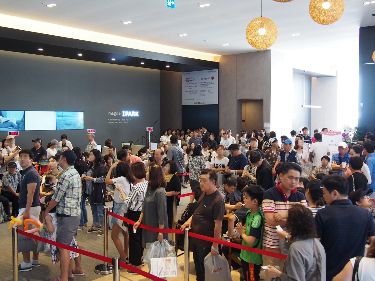 ▲‘평택 고덕아이파크’ 오피스텔의 견본주택을 찾은 방문객들(사진=HDC현대산업개발)