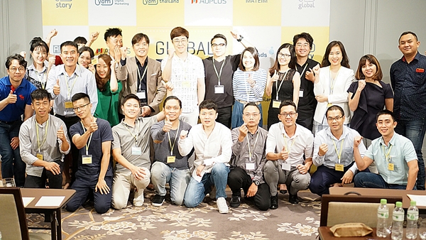 ▲옐로스토리와 클레버애즈의 주요 임직원들이 마케팅 플랫폼 '레뷰(Revu)'의 베트남 서비스 계약을 체결하고 기념사진을 촬영하고 있다.(사진제공=옐로스토리)
