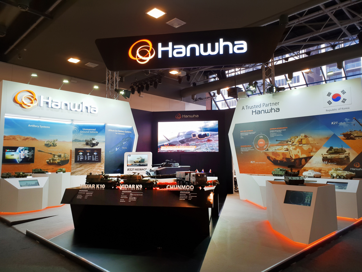 ▲한화그룹 방산계열사(한화지상방산/한화디펜스)는 4일부터 6일까지 호주 애들레이드(Adelaide)에서 열리는 방산 전시회 ‘랜드포스 2018(Land Forces 2018)’에 통합 부스를 열고 호주 시장 진출을 위한 첫발을 내디뎠다. 호주 군의 미래형 궤도장갑차 도입 사업(Land400 Phase3)을 겨냥한 ‘AS 21 레드백(REDBACK) 장갑차’, 국방로봇, 비호복합 등 다양한 무기체계와 솔루션을 선보이며 각 국 군 관계자의 이목을 끌었다.(사진제공=한화)