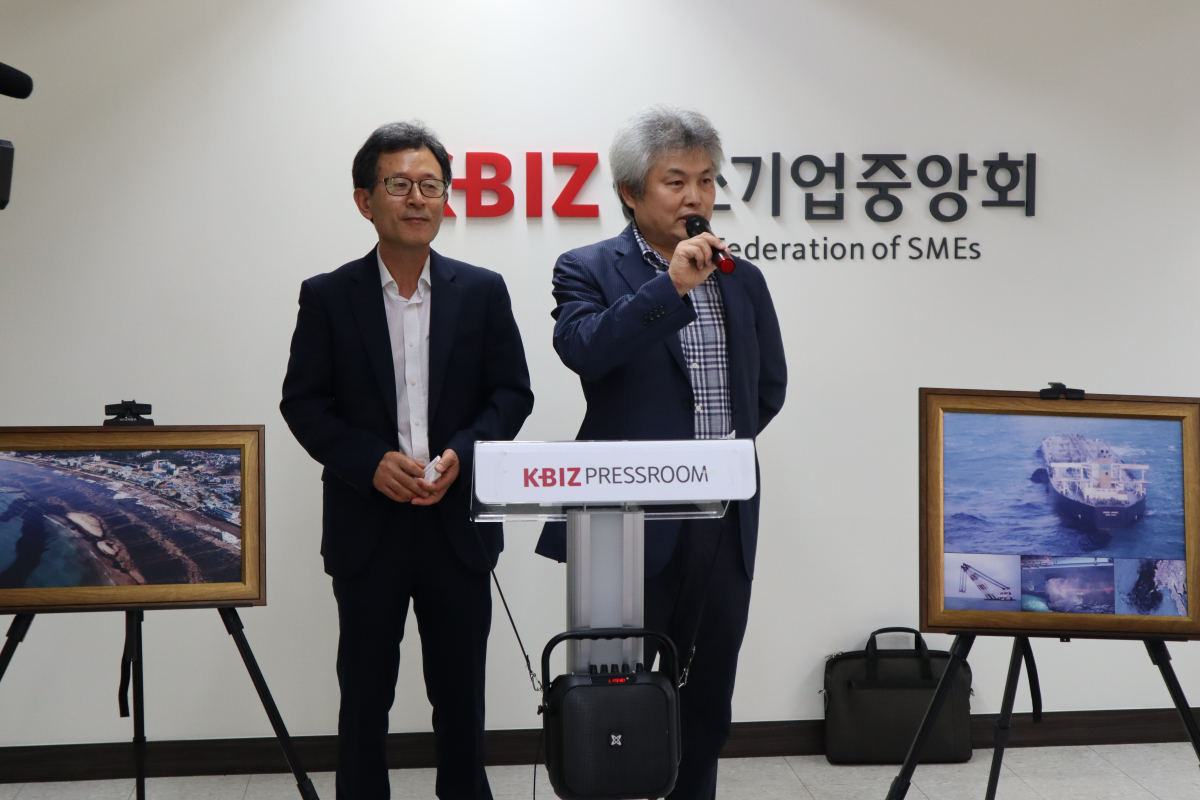 ▲김영환(좌) 한국해양방제업협동조합 전무이사와 김호성 한국해양방제업협동조합 이사장이 4일 여의도 중기중앙회 기자실에서 기자회견을 하고 있다. (사진제공=중기중앙회)