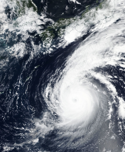 ▲미국 NASA의 인공인성이 2일(현지시간) 일본으로 향하는 21호 태풍 제비를 포착하고 있다. 일본은 4일 태풍 제비 상륙에 비상이 걸렸다. EPA연합뉴스 
