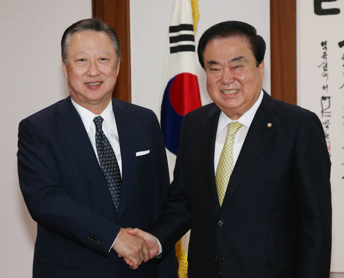 ▲박용만 대한상의 회장은 4일 국회를 방문해 문희상 국회의장을 만나 면담을 했다.(사진제공=대한상의)