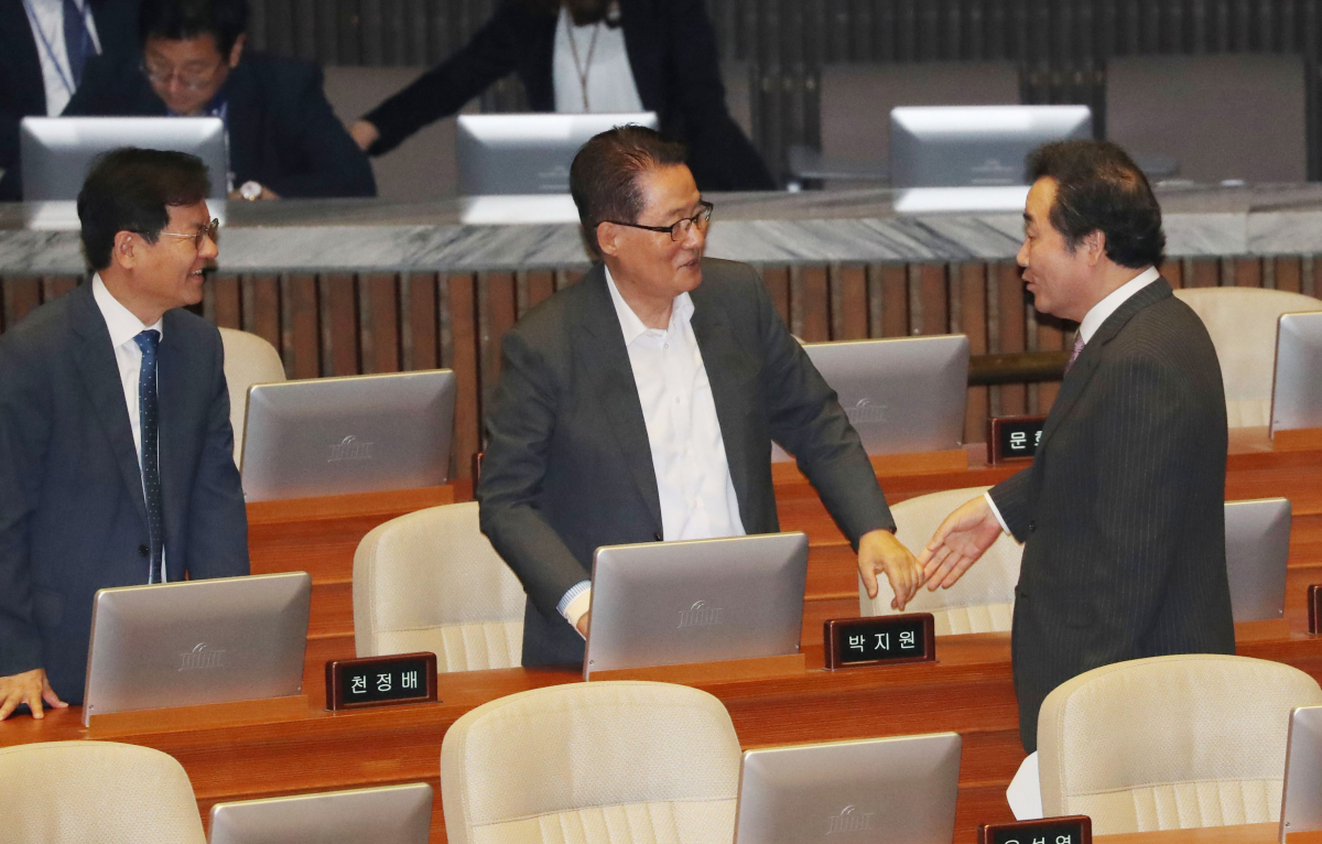 ▲이낙연 국무총리가 4일 오전 국회 본회의장에서 민주평화당 박지원, 천정배 의원과 인사하고 있다.  (연합뉴스)