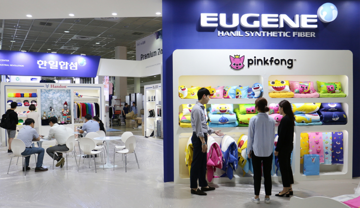 ▲PIS 2018에 참가하는 한일합섬 부스에서 방문객들이 제품에 대한 설명을 듣고 있다.(사진제공=유진그룹)