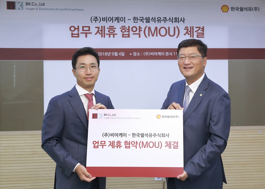 ▲이영석 비어케이 대표이사(왼쪽)와 강진원 한국쉘석유주식회사 대표이사(오른쪽)가 4일 비어케이 본사에서 ‘홀인원 프로모션 업무 제휴(MOU)’를 체결한 후 기념촬영을 하고 있다. (사진 제공=한국쉘석유)